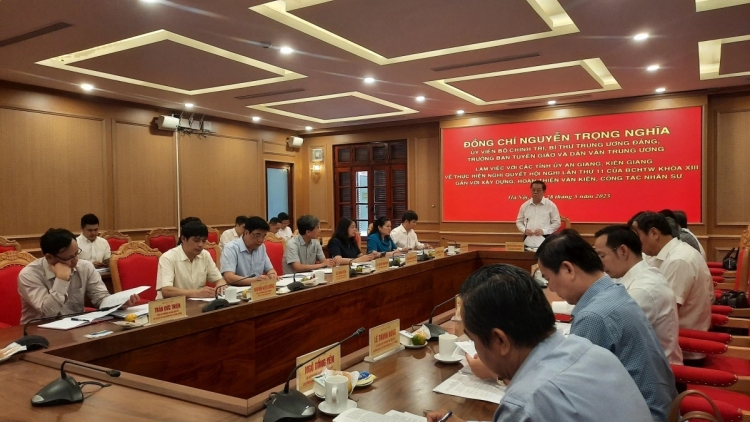 Ngế pơkuâ hnê tơdroăng kal kí ƀă mơhnhôk Tíu xiâm pêi cheăng ƀă khu kăn hnê ngăn Đảng kong pơlê An Giang