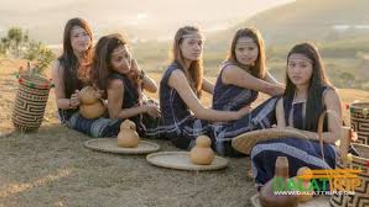 Bơnhàr kòn (Dạy con gái)