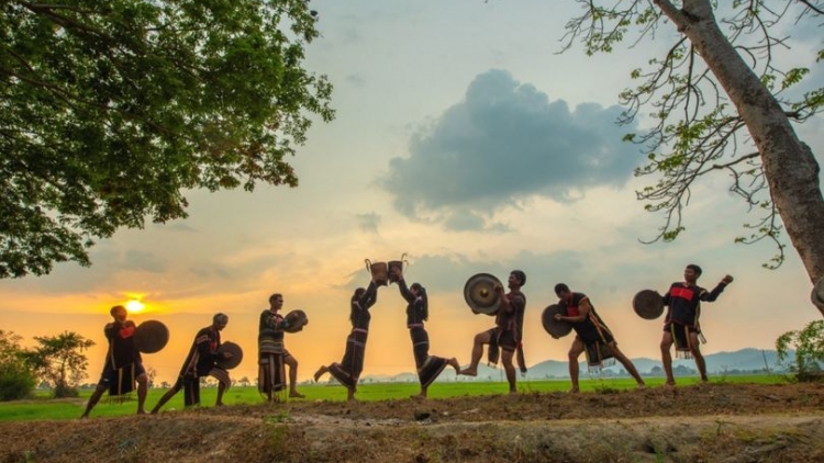 But hai lang lŏ (Làng mình phía trước)