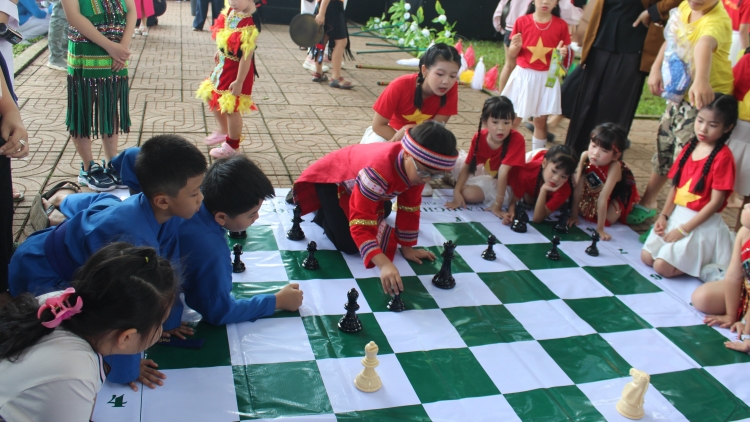 Hên tơdroăng pêi pro xah hêi ai pơxúa ăm vâi hdrêng a Gia Lai ƀă Dak Lak