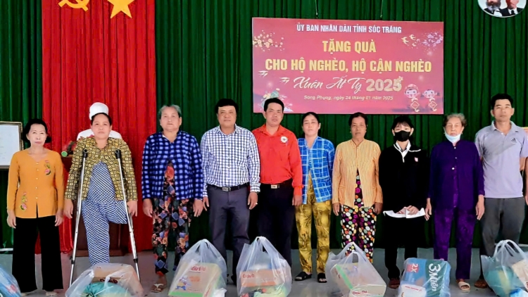 លោកង្វៀនហ៊ីវឌឹក ជាគំរូឆ្នើមក្នុងការងារចលនាសង្គហធម៌សង្គម។