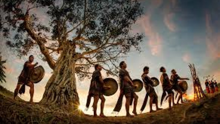 But hai lang lŏ (Làng mình phía trước)