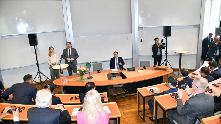 Thủ tướng ồng Phạm Minh Chính còp Hìu bơsram Đại họk Kiñ tế Stockholm - Thụy Điển 