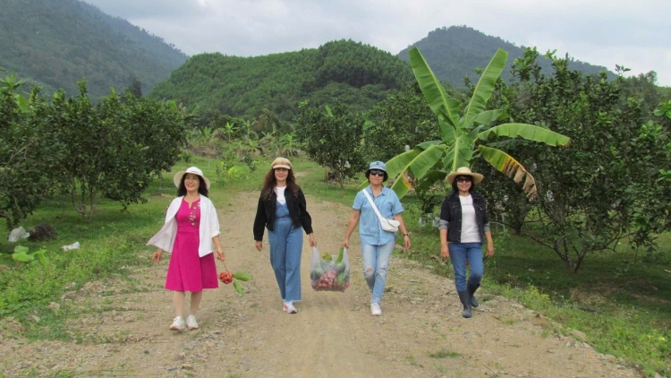 Ôm hyô tơrŭm ƀă tơdroăng pêi chiâk deăng a kong ngo Khánh Hoà