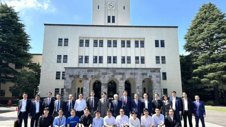 Ƀok Đỗ Văn Chiến năm ngôi tơ̆ Đại học Khoa học Tokyo păng pơma nuh hăm sinh viên Việt Nam