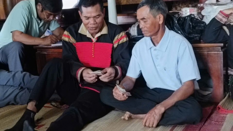 Knăm mjing amĭ ama jăk siam mơ̆ng anak Êđê