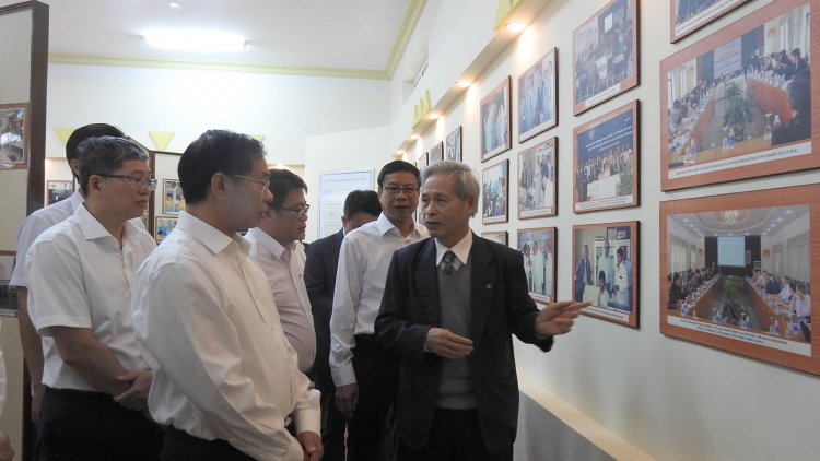 Anih kơlôi sơnơng hạt ñân Dà Làc lơh pràn broă ngui jak chài măi mok hạt ñân tàm bơtàu tơnguh lơh sa mpồl bơtiàn