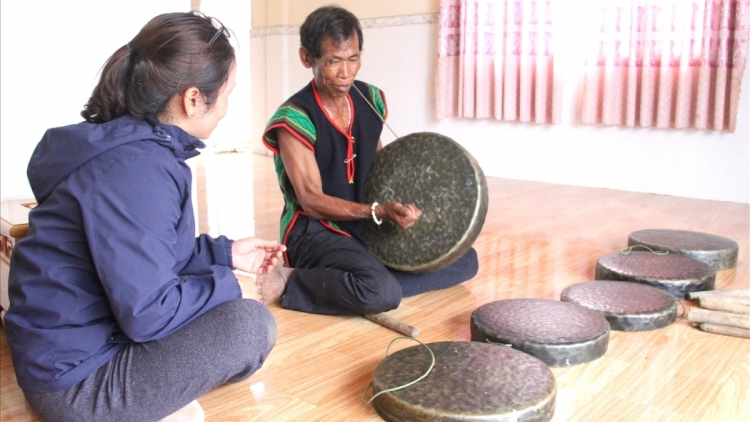 Đảng viên thâo bi hmô, jing mnuih mbruă ti bon Jarah