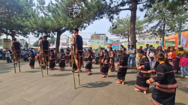 Lơh chờ “Bơta niam brê bơnơm – Dà lềng tơlir tơrgùm bal” rơ̆p bơyai lơh tàm sơnah ƀòn Quy Nhơn