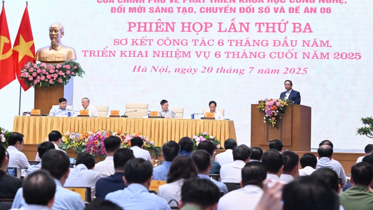 Thủ tướng Phạm Minh Chính leo rơh rƀŭn nchră rnâng kan ntĭm leo mpeh khoa học công nghệ, rgâl mhe nău mĭn kan, rgâl mhe rnoh mbrô.