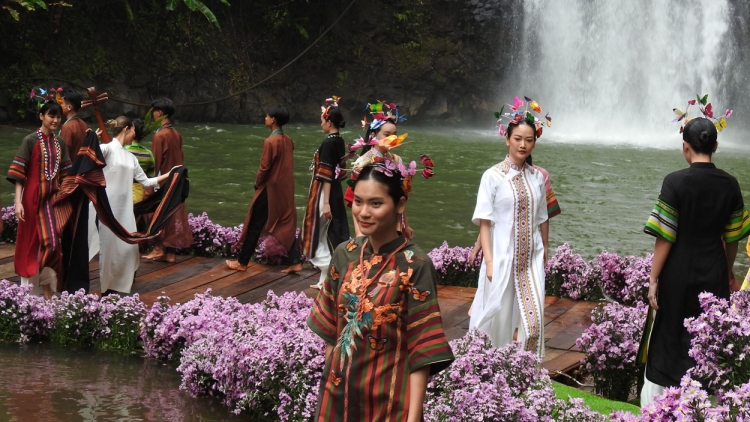 Ca ngợi Bác Hồ (K’Ho) (Bơni kơ Wa Hồ)