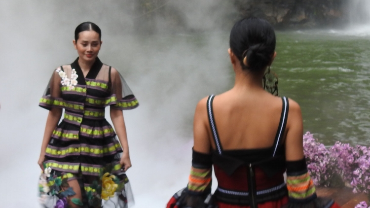 Rủ nhau đi hái rau rừng (Bahnar)