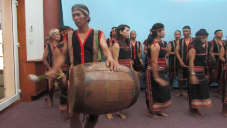 Em ở lại mạnh giỏi 