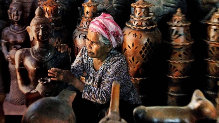 KADHA ADAOH: SAMBO BAR TANEH LAN AM (MÀU ĐẤT NUNG)