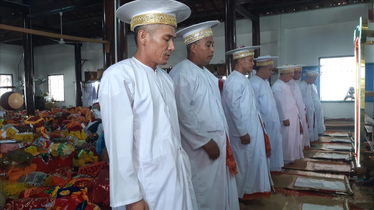 DOM SAMBO BAR ADAT CAMBAT TANARAKUN DI URANG CAM 