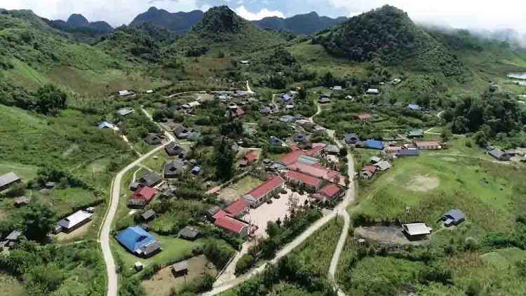 Mô đô̆i rơtế ƀă kuăn pơlê tah lôi tơdroăng ki vâi o phô̆m xông kân rĕng xo on veăng