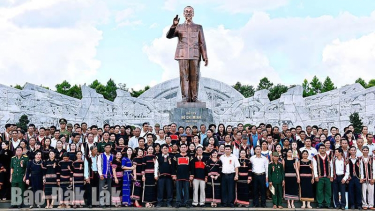 Tây Nguyên ơn Bác đời đời