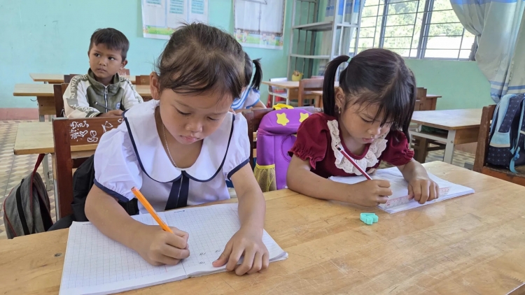 QUẢNG NGÃI T’BHLÂNG PA CHOOM P’RÁ VIỆT HA HỌC SINH ACOON COH L’LĂM MOOT C’MOO HỌC T’MÊÊ