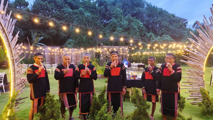 Đĭng Tŭt – Asăp bi êdah ai tiê Anak Êđê mơ̆ng dŭm ênuk leh