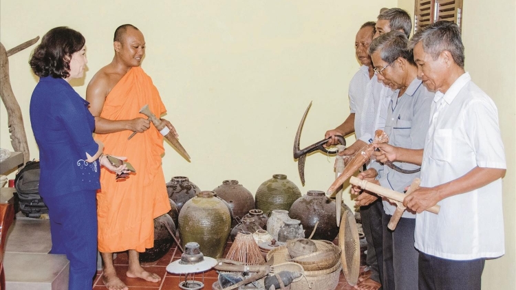 ព្រះសង្ឈខ្មែរមួយអង្គ និងដំណើរអុជបំភ្លឺផ្លូវជនបទក្រីក្រ។