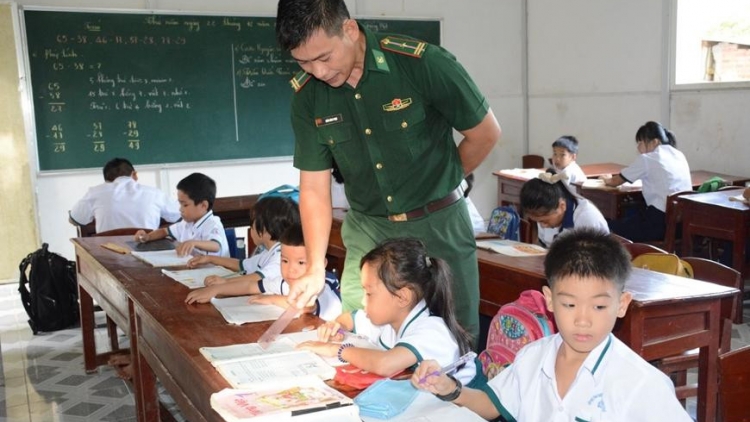 លោកគ្រូពាក់ស័ក្តខៀវជួយសិស្សក្រីក្រ