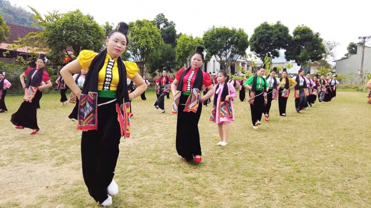 Chàn Thái miền Sơn La tzangz chiênz ziềm lamz vuồn hoá