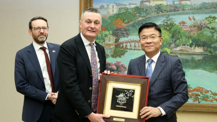 Phó Thủ tướng ồng Lê Thành Long wă Kwang lam bồ Anih lơh broă ala mat lơgar Anh tàm lơgar Việt Nam ồng Iain Frew