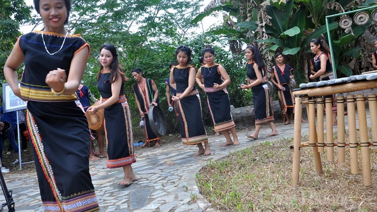 Tình yêu đôi lứa (Tơhmâ droh rơtăm)