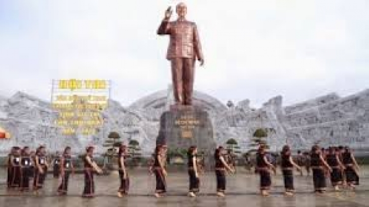 Tây Nguyên ơn Bác đời đời