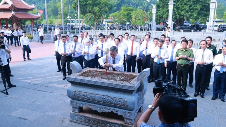 Tổng Bí thư Tô Lâm râng nar lĕ ƀon lan mât đăp mpăn rnă njrăng ngih dak ta Tuyên Quang.