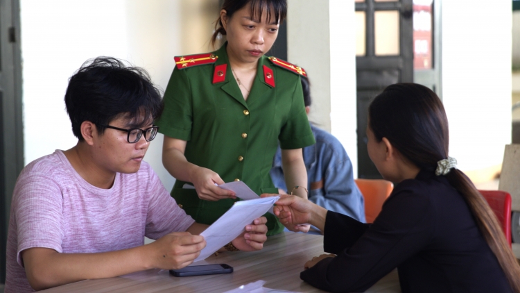 Công an Dak Lak ndal ƀư pă rgâl thẻ đảng viên geh chíp