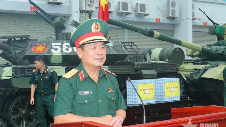 Thượng tướng Lê Huy Vịnh uănh nđôi nău kan mât đăp mpăn kĩ thuật kơl an nău hăn nsong tahen di rơh Quốc khánh 2/9.