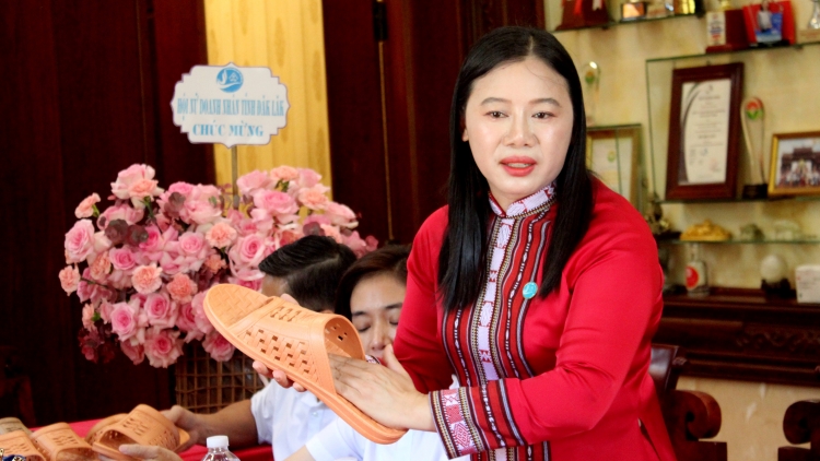 Kon jên ăn tŏk iŏk-trong tơgŭm ăn mŭk drăm ŭnh hnam pơm tơm