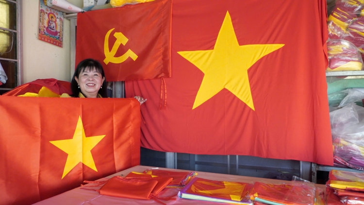 ស្រ្តីម្នាក់នៅខេត្ត អានយ៉ាង មានរយៈពេលជាង៣០ឆ្នាំដេរទង់ជាតិមាតុភូមិ