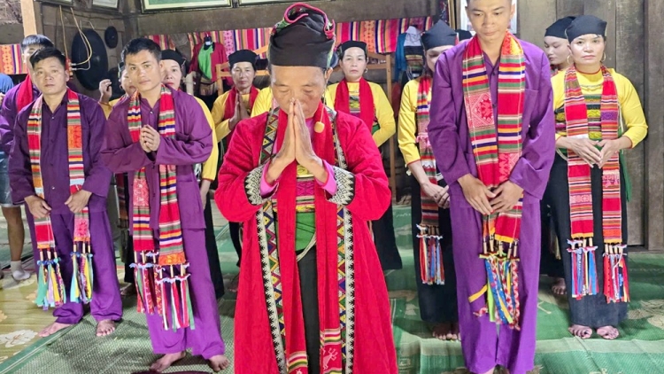 LẸ HỘI PÔỒNG POONG CÚA CẦN MƯỜNG