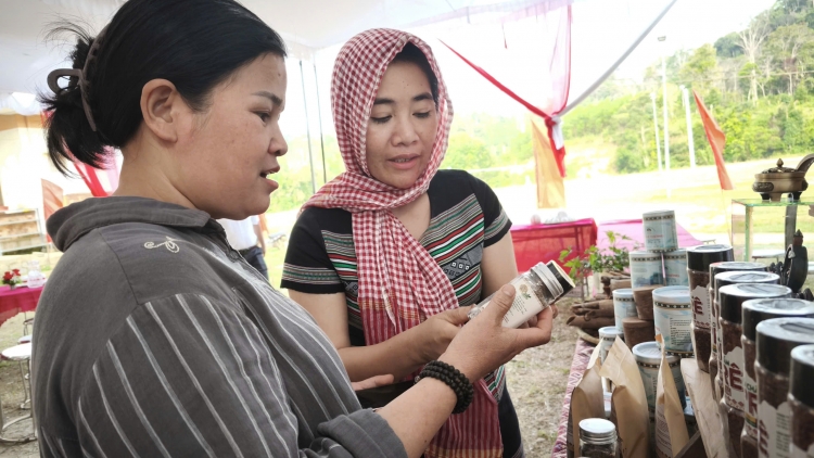 Vêh mơnhông loăng hâng a tơdế hdôu ngo Cổng Trời