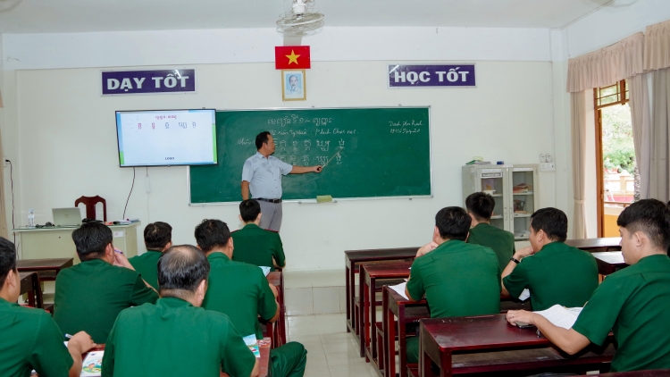 កងទ័ពការពារព្រំដែន កឹនធើ រៀនភាសាជនជាតិដើម្បីជិតស្និទ្ធជាមួយប្រជាជន និងយល់ប្រជាជនជាង