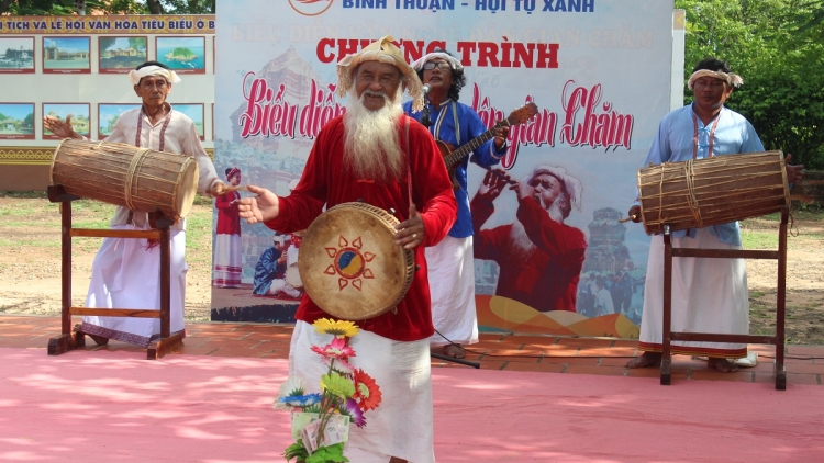 BIAK GHEIH RAGAM PUAC ARIYA DI URANG BANGSA CAM 