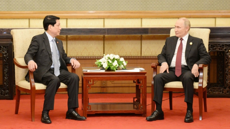 Kruanh dak Lương Cường ôp srĭng nău Tổng thống Nga Vladimir Putin