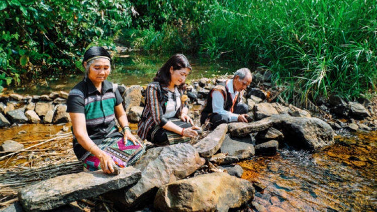 Jơnau yal yau kòn cau M’Nông dê “Jơnau yal bè đờng (gòong) lŭ”
