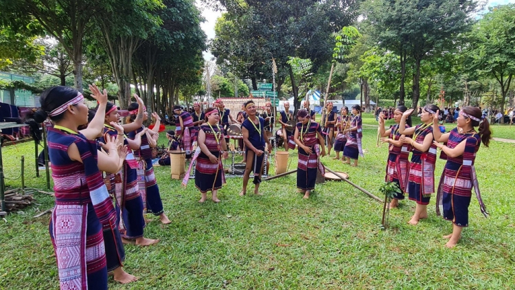 Khuyên con tăng gia sản xuất   (Mơhnhôk kuăn kơdôu pêi chiâk)