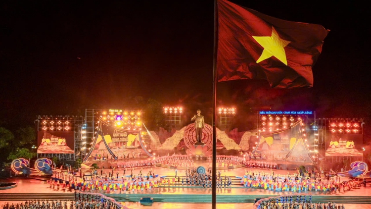 Git nđờ rbô nă làng bol rê hờ Pleiku sền broă lơh đơs crih tamya “Gia Lai – Dà lềng trồ tiah bơrlŭ bal, bơta niam chài gơ klŏ gơ crà”