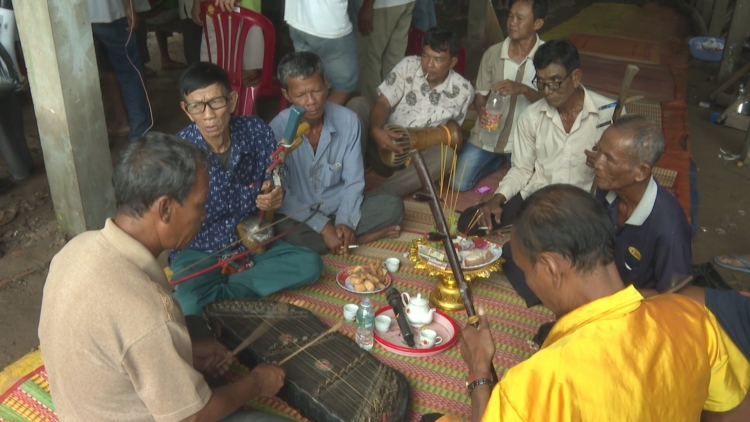 ការប្រគុំភ្លេងក្នុងពីធីដាក់ទូក-ងចុះទឹកមុនពេលយកទៅប្រណាំង