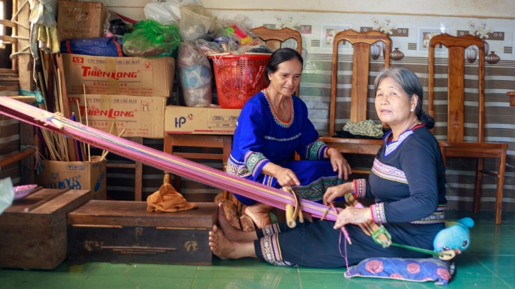 Nuĭh mât nău kan cheh tanh way ơm Xơ Đăng