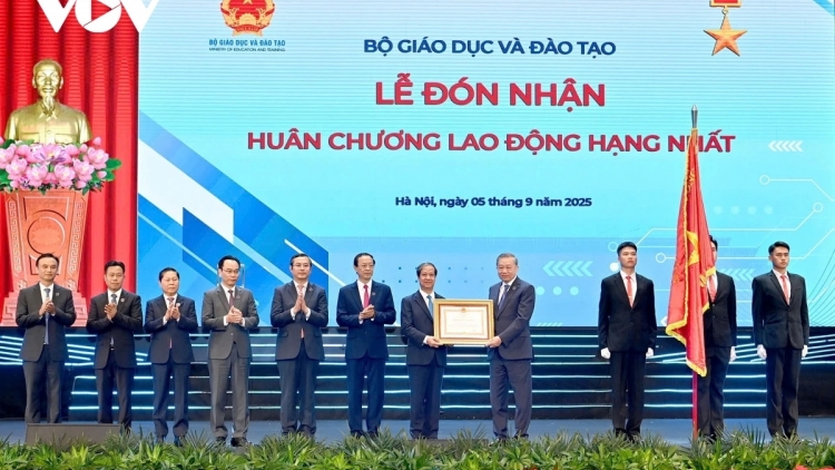 TỔNG BÍ THƯ TÔ LÂM PÂH BHIÊC BHAN HƠNH DEH 80 C’MOO TRUYỀN THỐNG NGÀNH GIÁO DỤC LÂNG KHAI GIẢNG C’MOO HỌC 2025-2026