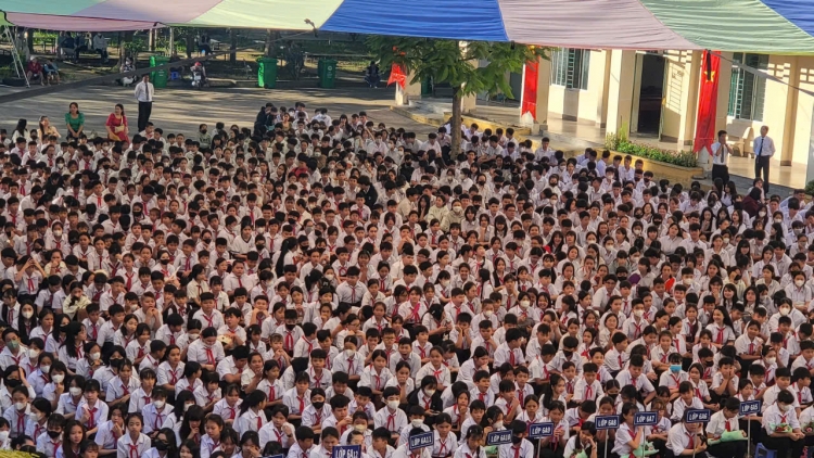 ចលនាចិញ្ចឹមជ្រូកដីជួយកូនសិស្សក្រីក្រនៅវិទ្យាល័យអន្តេវាសិកជនជាតិហ៊ីមឡាម