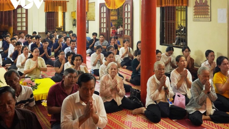 ជនរួមជាតិខ្មែរអំណរបុណ្យសែនដូនតាពេលប្រទេសជាតិឈានចូលយុគសម័យនៃការរីកចម្រើន