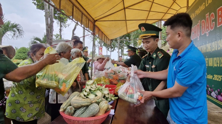 ការជុំផ្សារពិសេសតភ្ជាប់សាមគ្គីភាពរវាងកងទ័ព និងប្រជាជននៅតំបន់ព្រំដែនសមុទ្រ។