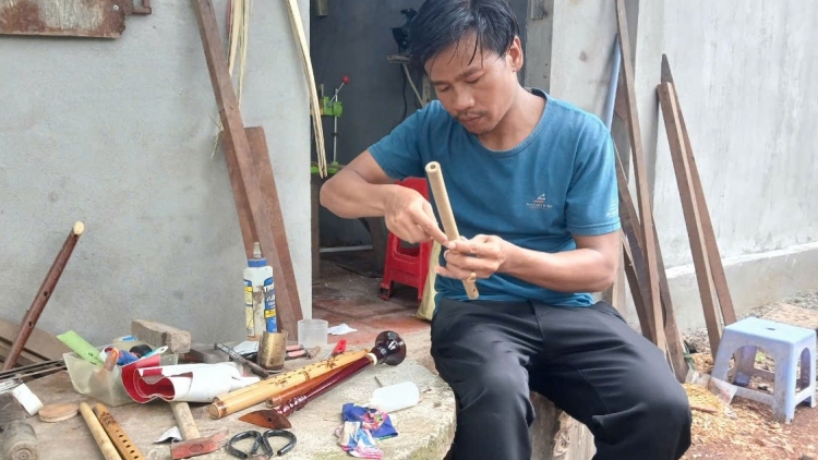 សិល្បករវ័យក្មេងចូលចិត្តកែច្នៃឧបករណ៍ភ្លេងបុរាណ។