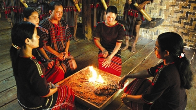 Ŭnh hnam phĭ tơnŏ (Hát đối đáp: Gia đình hạnh phúc)